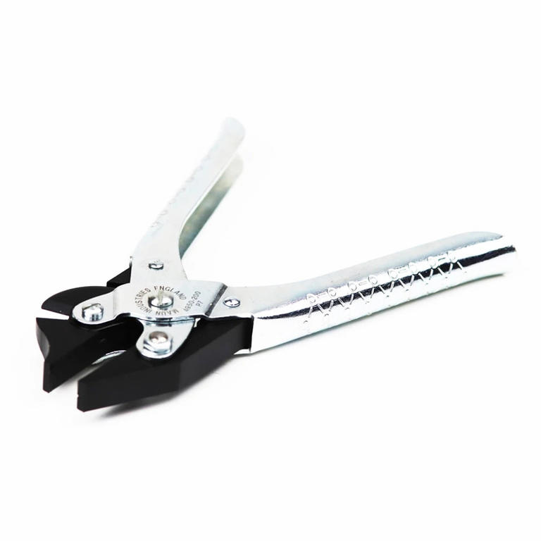 Which tools cut high-tensile fence wire, and how to repair a broken wire
