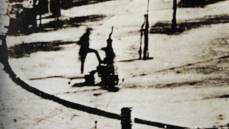 La primera foto con personas escondía un misterio. Ya tiene respuesta