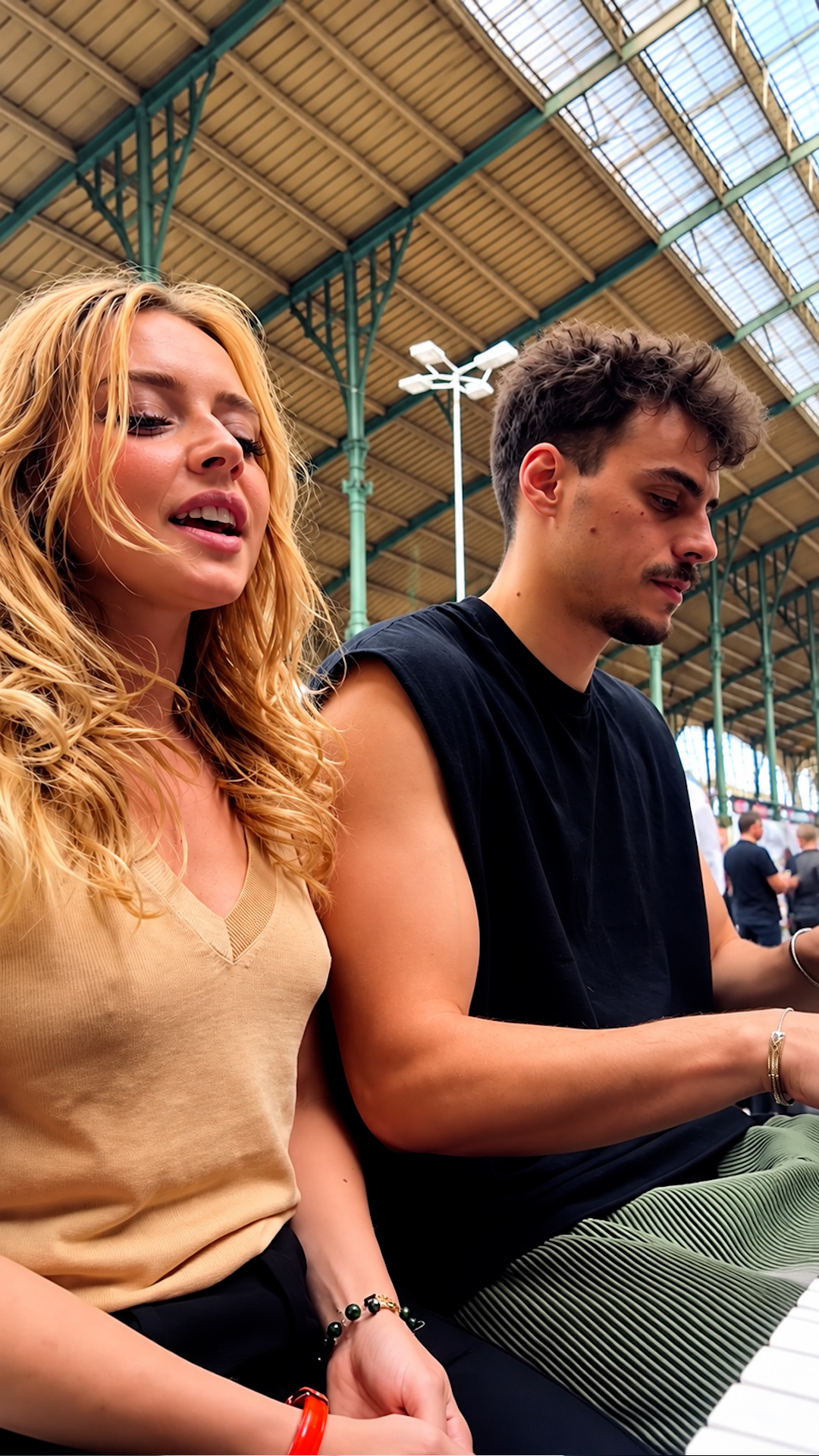 Spontaneous public performance captures commuters' attention
