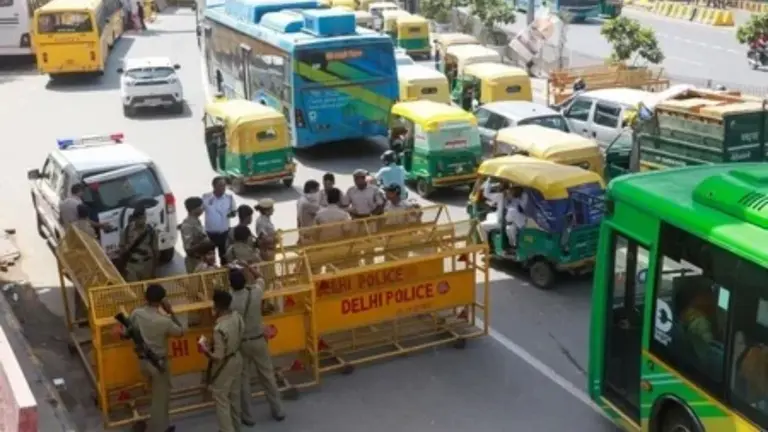 Delhi: Rs 2.30 crore looted from office at gunpoint in Lahori Gate ...