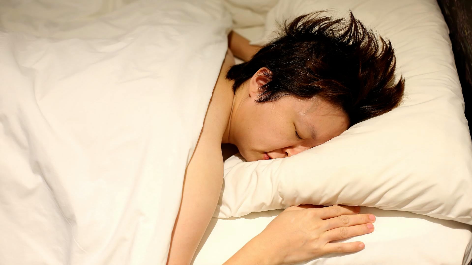 What happens to your spine when you sleep on your stomach?