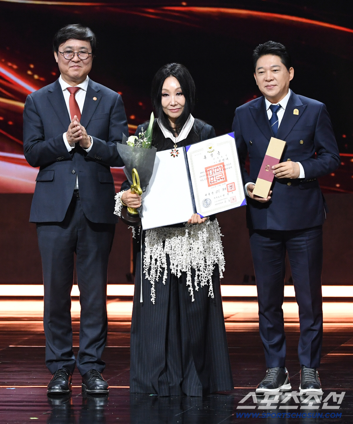 Singer Han Young-ae receives the Bogwan Order of Cultural Merit