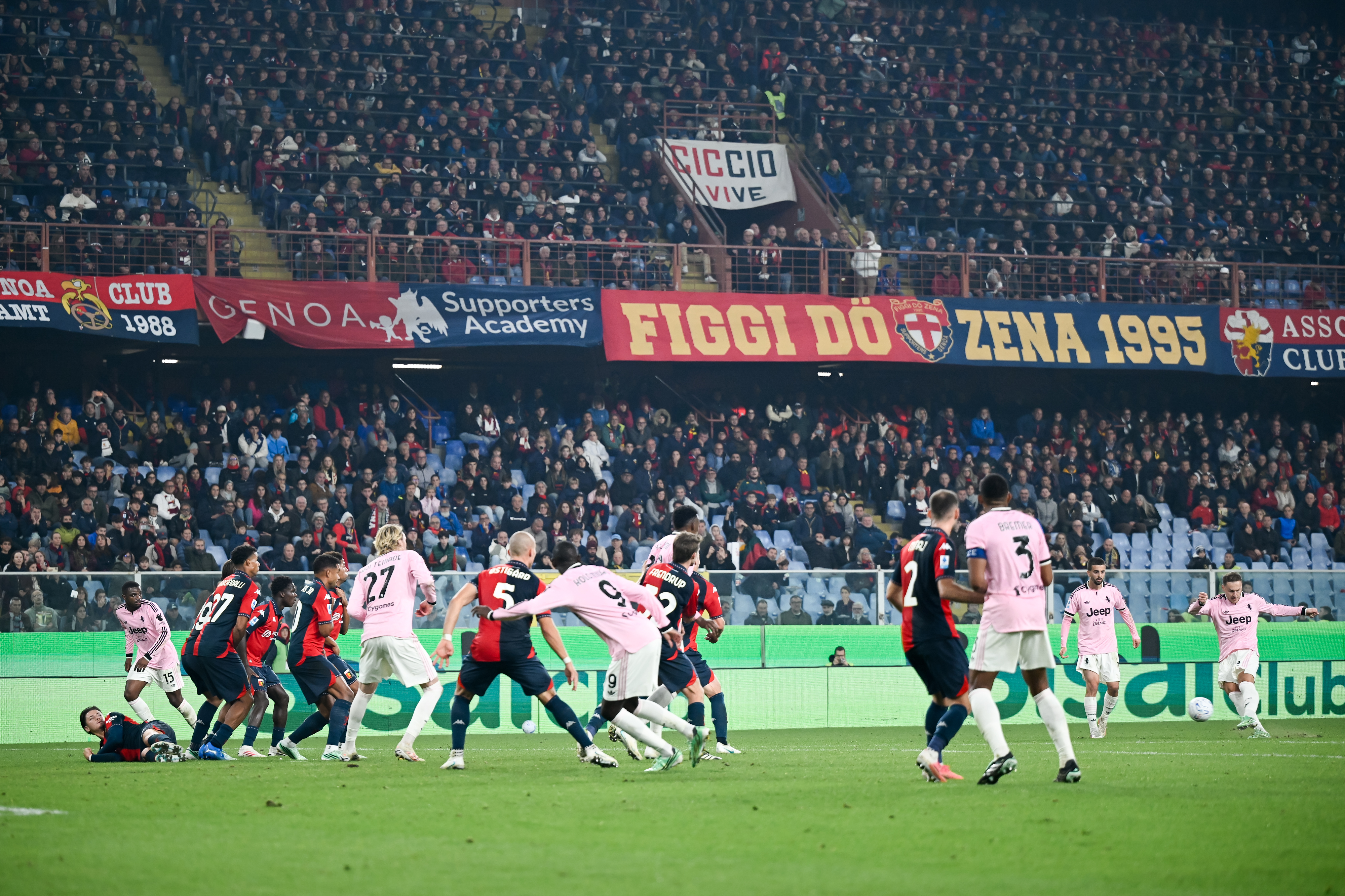 Genoa-Juventus, vergogna al Ferraris: sfregio alla tragedia di Superga