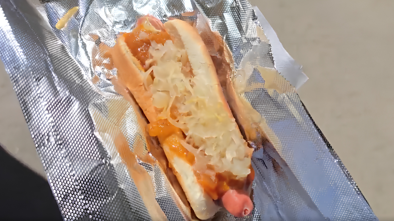 Why this $2.75 NYC hot dog stand keeps drawing crowds