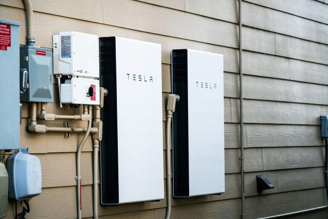 Powerwall owner says 24-hour outage stopped solar generation and forced ...