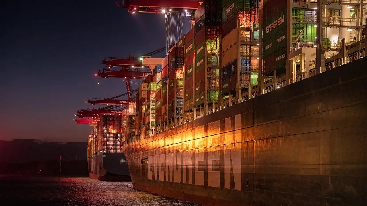 Strong winds push cruise ship into two container ships at German port