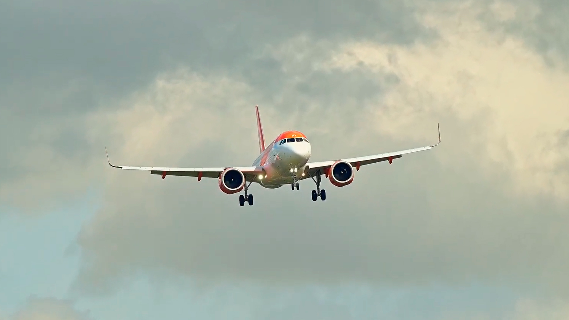 Planes battle powerful winds during Storm Kathleen