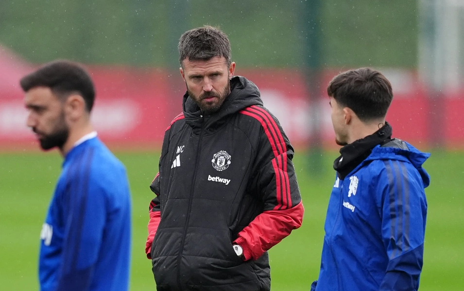 Carrick keeps Man Utd job despite eight-game winless run