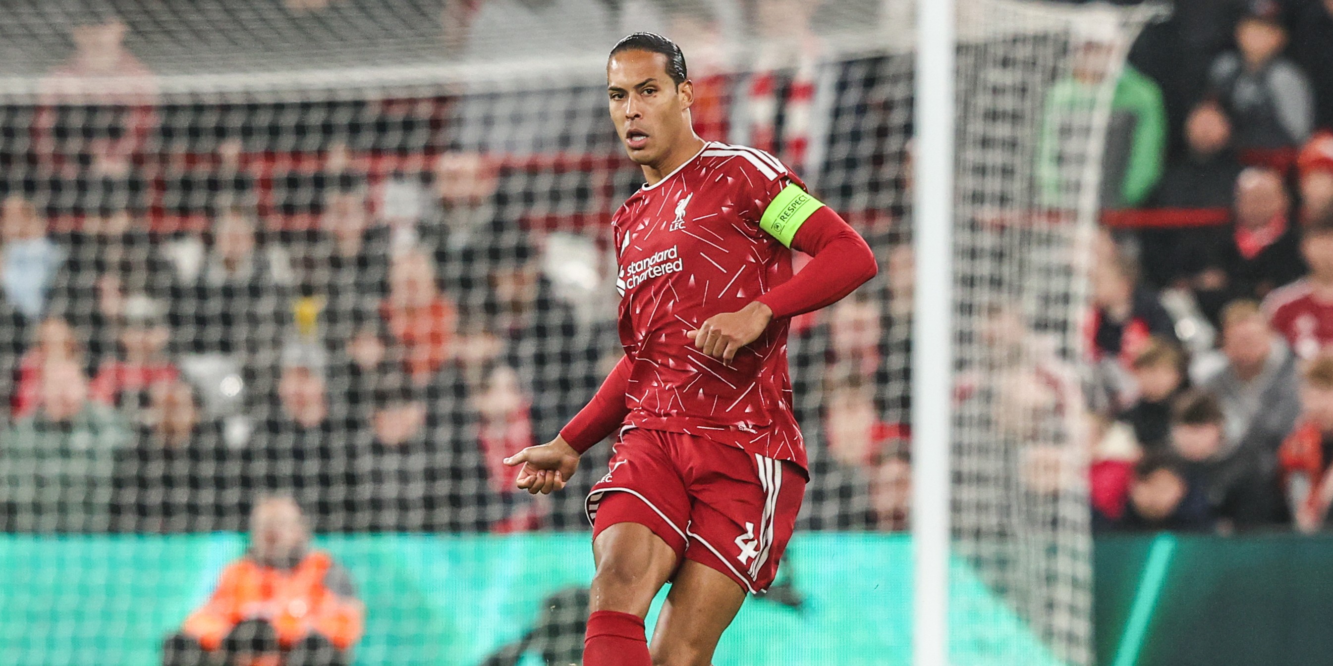 Van Dijk snapt niets van opvallende duw Emegha: 'Misschien wil hij ook ...