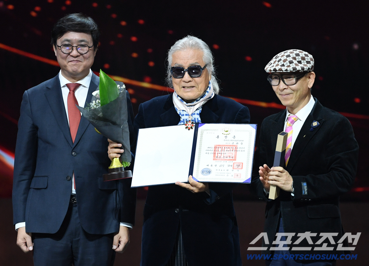 Jazz musician Shin Kwan-woong receives the Order of Cultural Merit ...