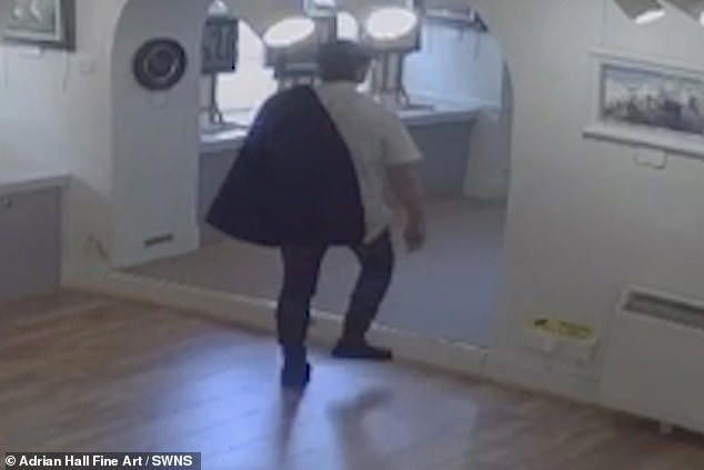 Shell-shocked! Moment 'brazen' thief steals £1,850 bronze statue of ...