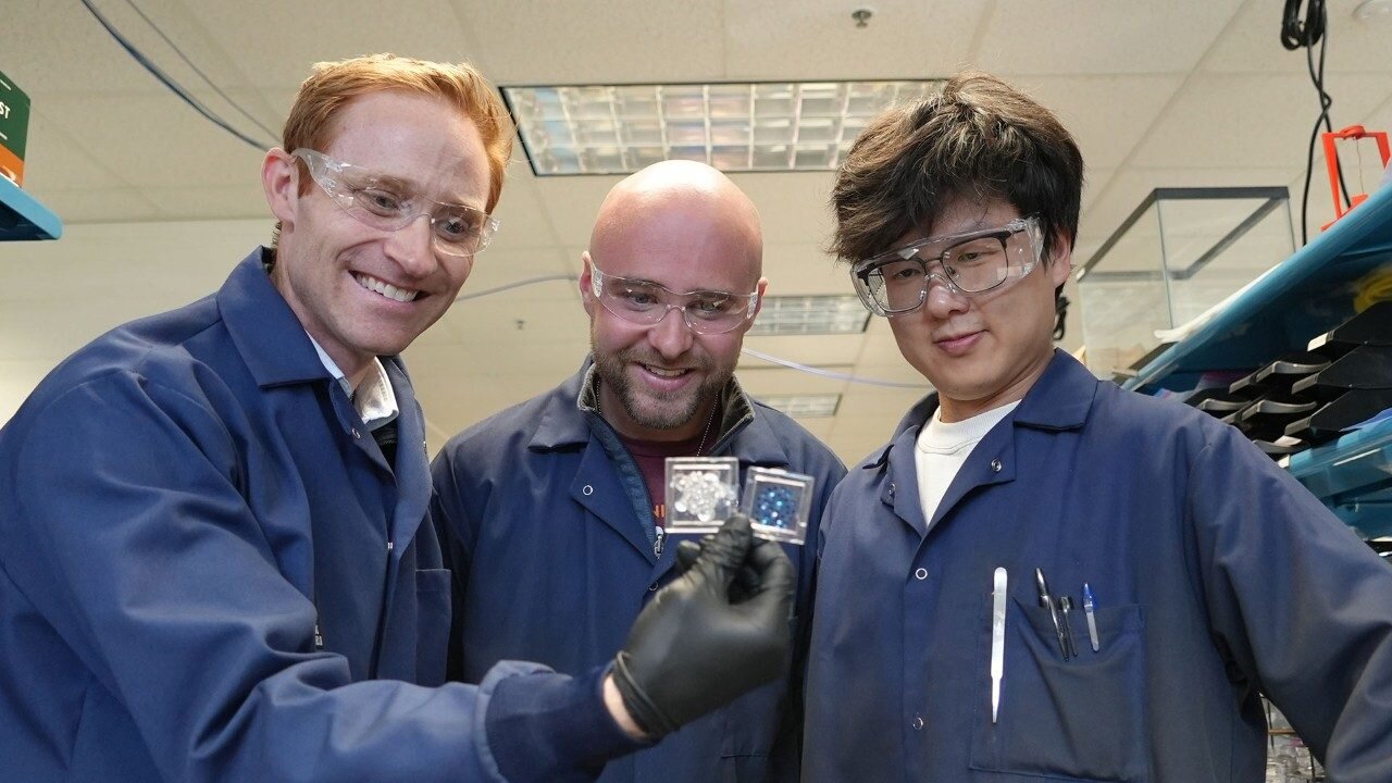 Cracks that carry current: Liquid metal forms electrical pathways in ...