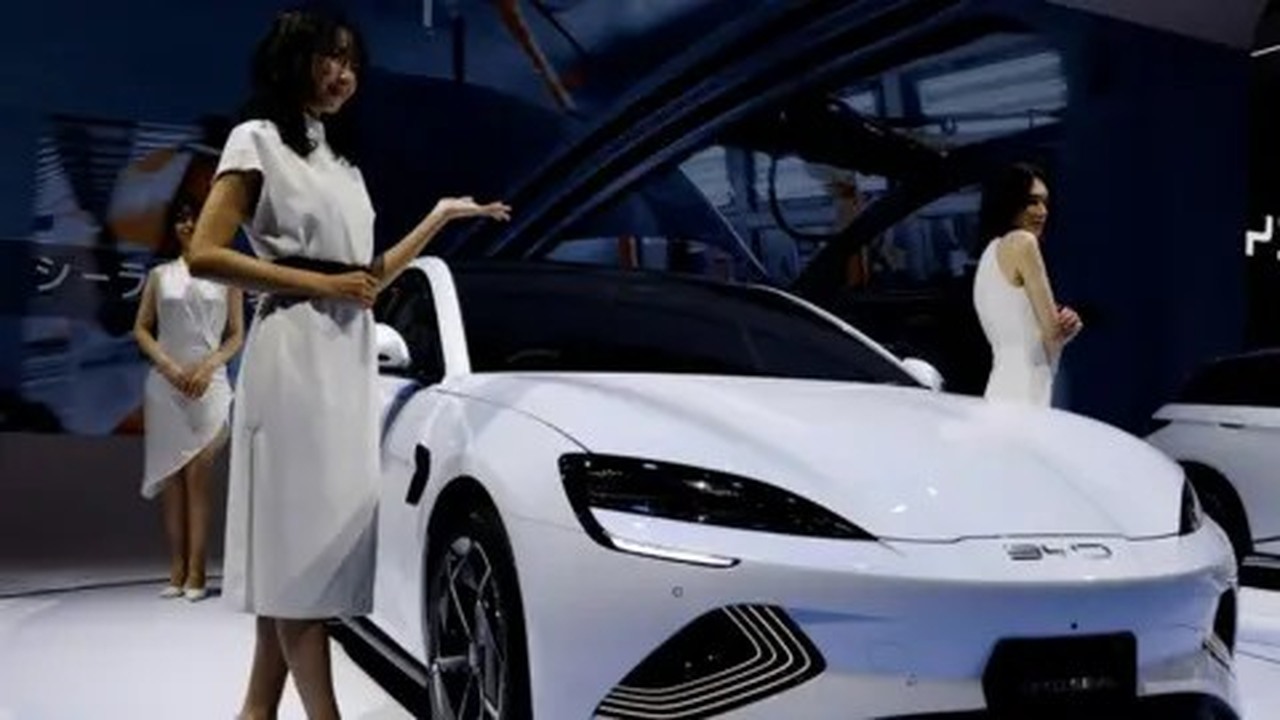 China's BYD sold 526,000 electric cars in one quarter, beating Tesla's ...