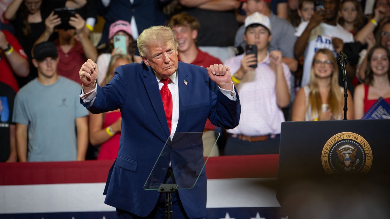 Fox News host appears embarrassed by Trump rally attendee who says he’s ...