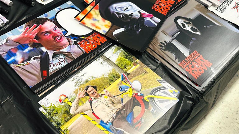 Scary Movie star signs autographs and takes pictures with fans in ...