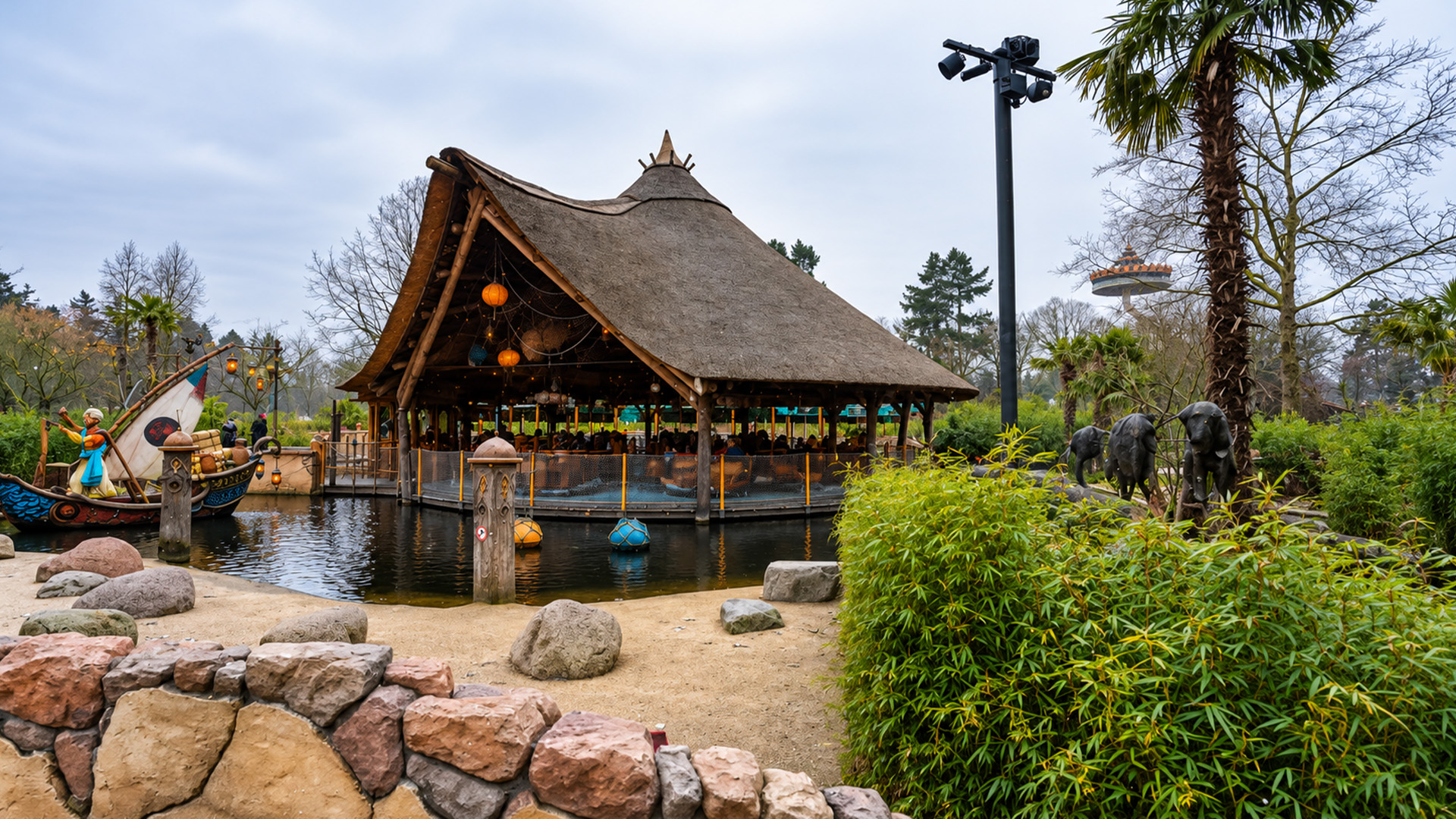 Ontdek de Efteling tijdens een ontspannen wandeling door het park