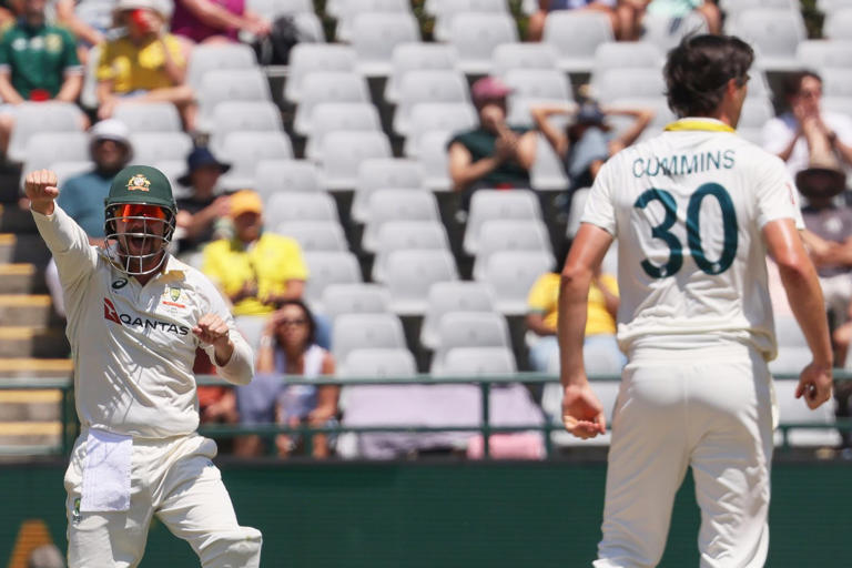 South Africa leads Australia by 102 runs at lunch on day 4 of third ...