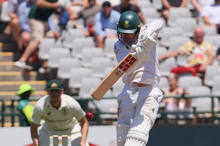 South Africa leads Australia by 102 runs at lunch on day 4 of third ...
