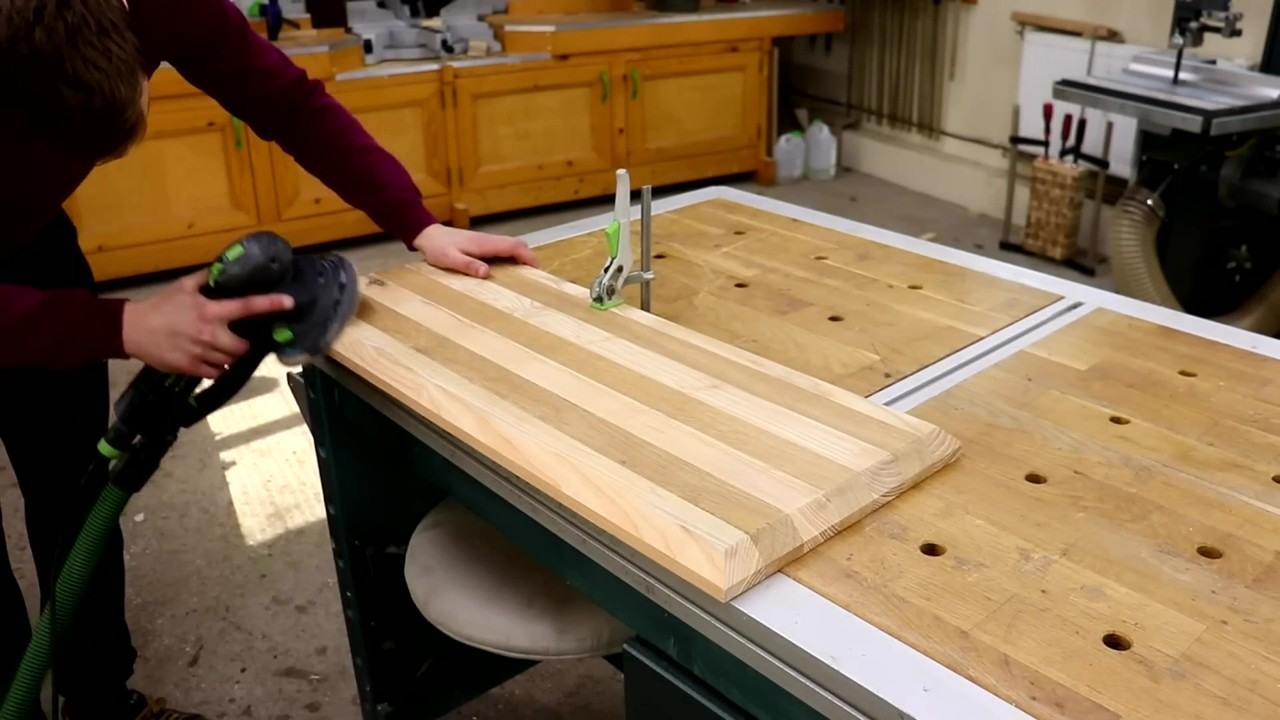 A builder makes a DIY cottage project from start to finish