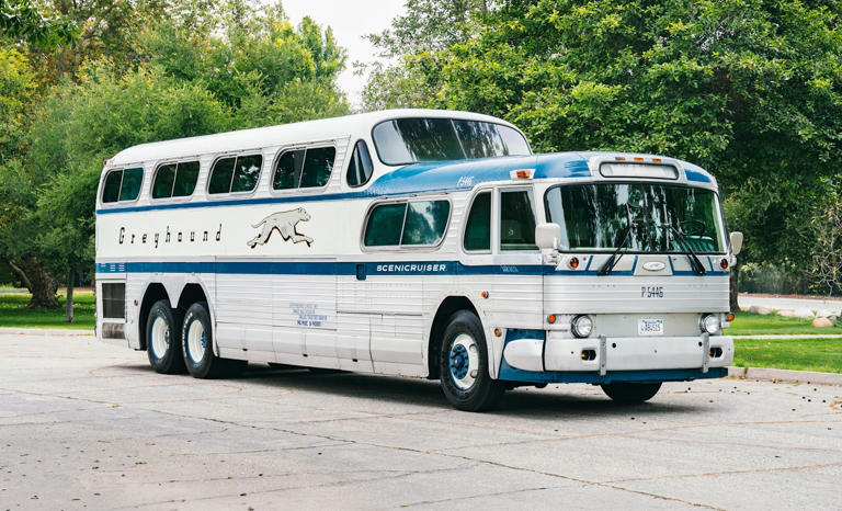 GM PD-4501 Scenicruiser: A double-decker bus with double-diesel power
