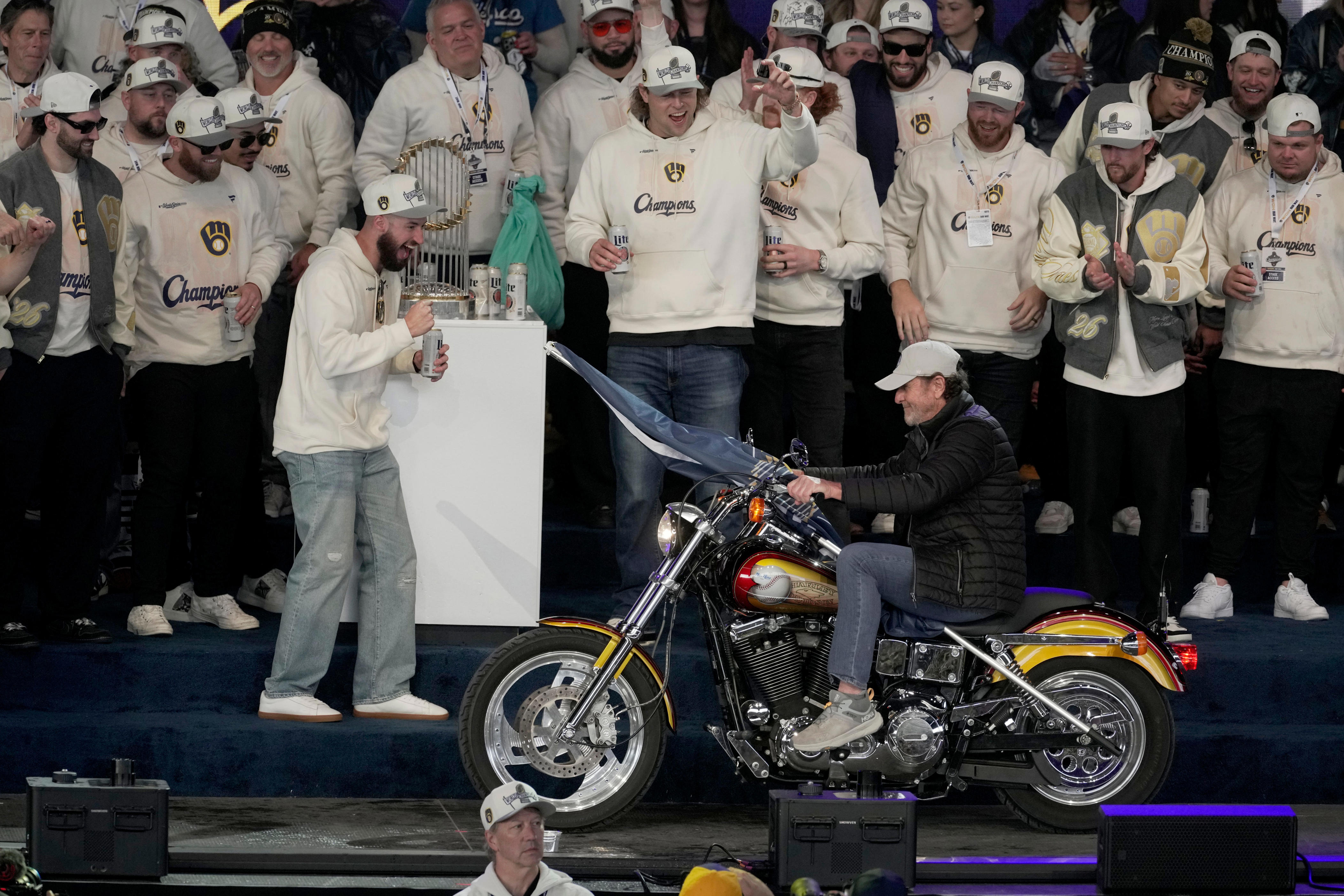 Robin Yount recreates (somewhat) famed cycle ride to cap World Series rally