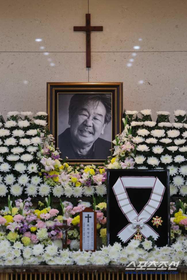 The public called him 'Choi Bool-am,' but the name on the funeral hall ...
