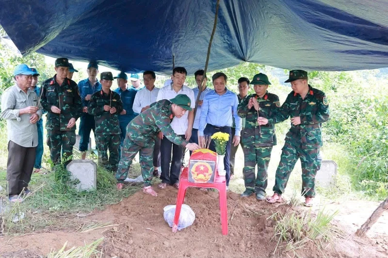 Ngôi mộ vô danh hé lộ hài cốt nữ liệt sĩ bọc trong hai lớp võng dù