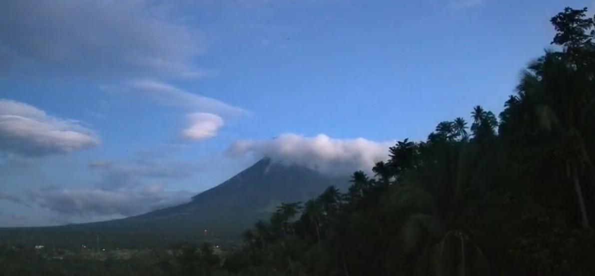 Mayon Volcano spews ash; Alert Level 3 prevails