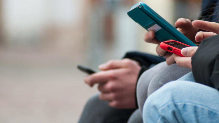 Pesquisa do Lab Humanides aponta que mais da metade dos adolescentes (52%) tem como principal atividade de tempo livre o uso de redes sociais. Foto: Pixarno/Adobe Stock