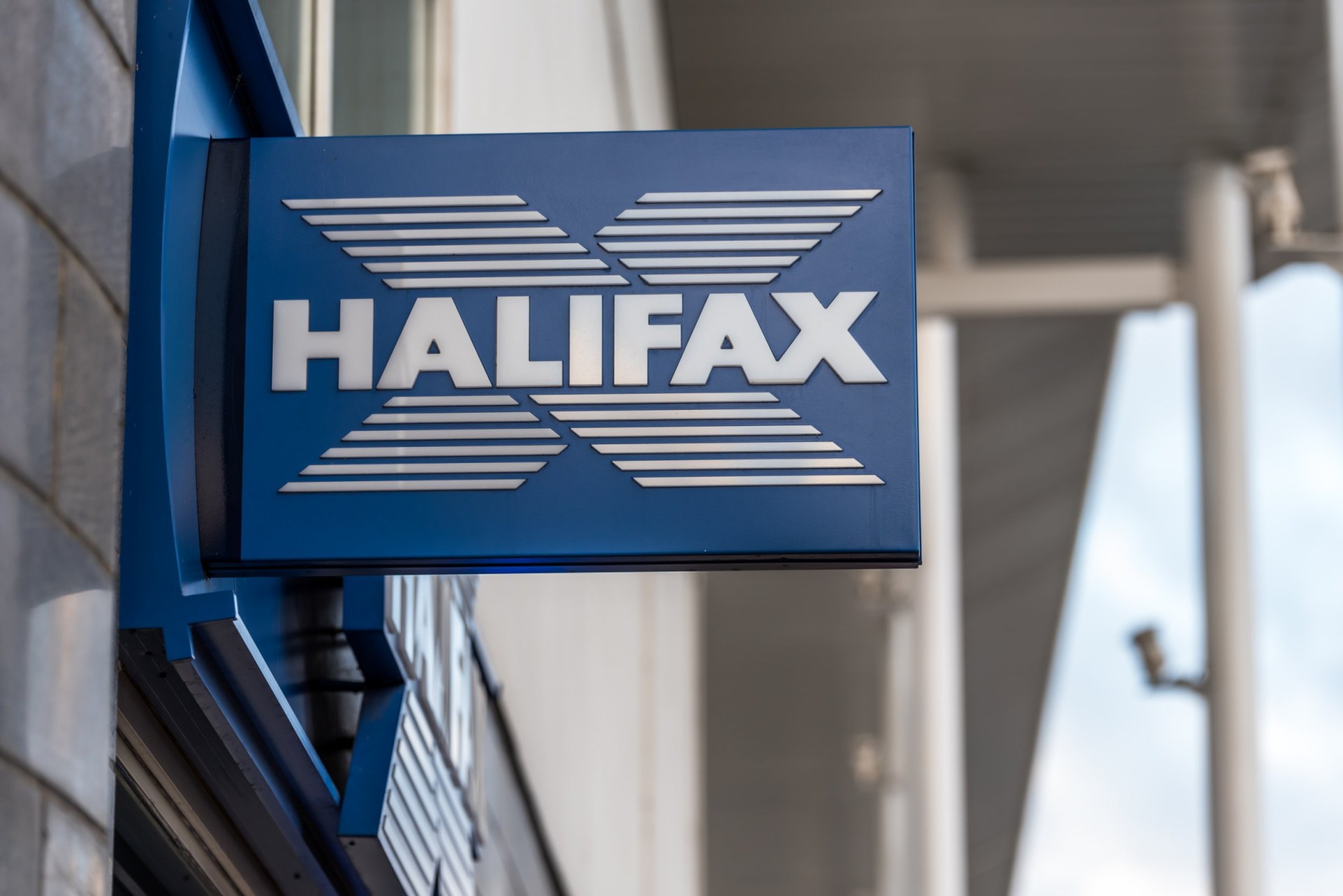 Major bank closes app as customers have until today to switch before ...
