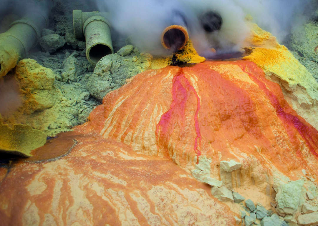 有毒ガスが立ち込める インドネシア火山の硫黄鉱山風景