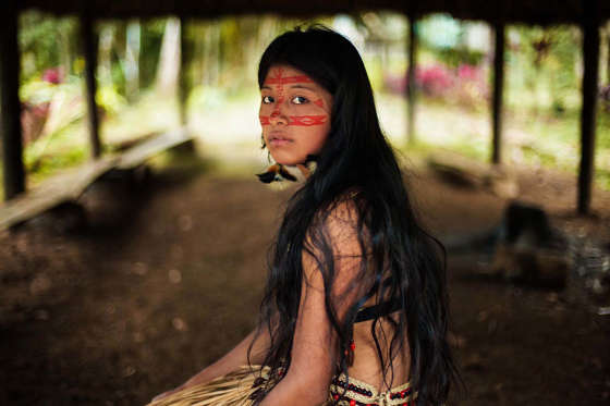 Diapositiva 24 di 109: Atlas of Beauty - Kichwa woman in Amazonian rainforest