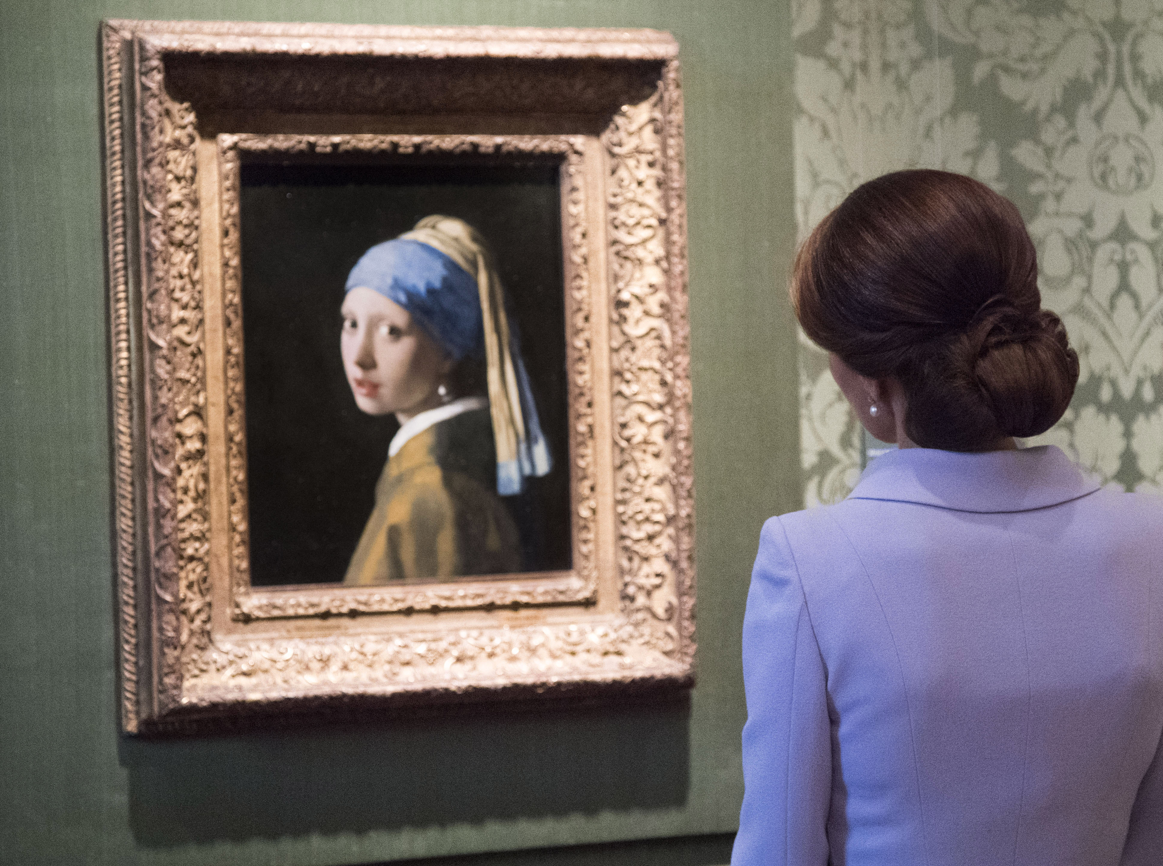 THE HAGUE, NETHERLANDS - OCTOBER 11: Catherine, Duchess of Cambridge views the 'Girl with a Pearl Earring' by Johannes Vermeer as she visits the Mauritshuis Gallery during a solo visit to the Hague on October 11, 2016 in the Hague, Netherlands. (Photo by Arthur Edwards - Pool/Getty Images)