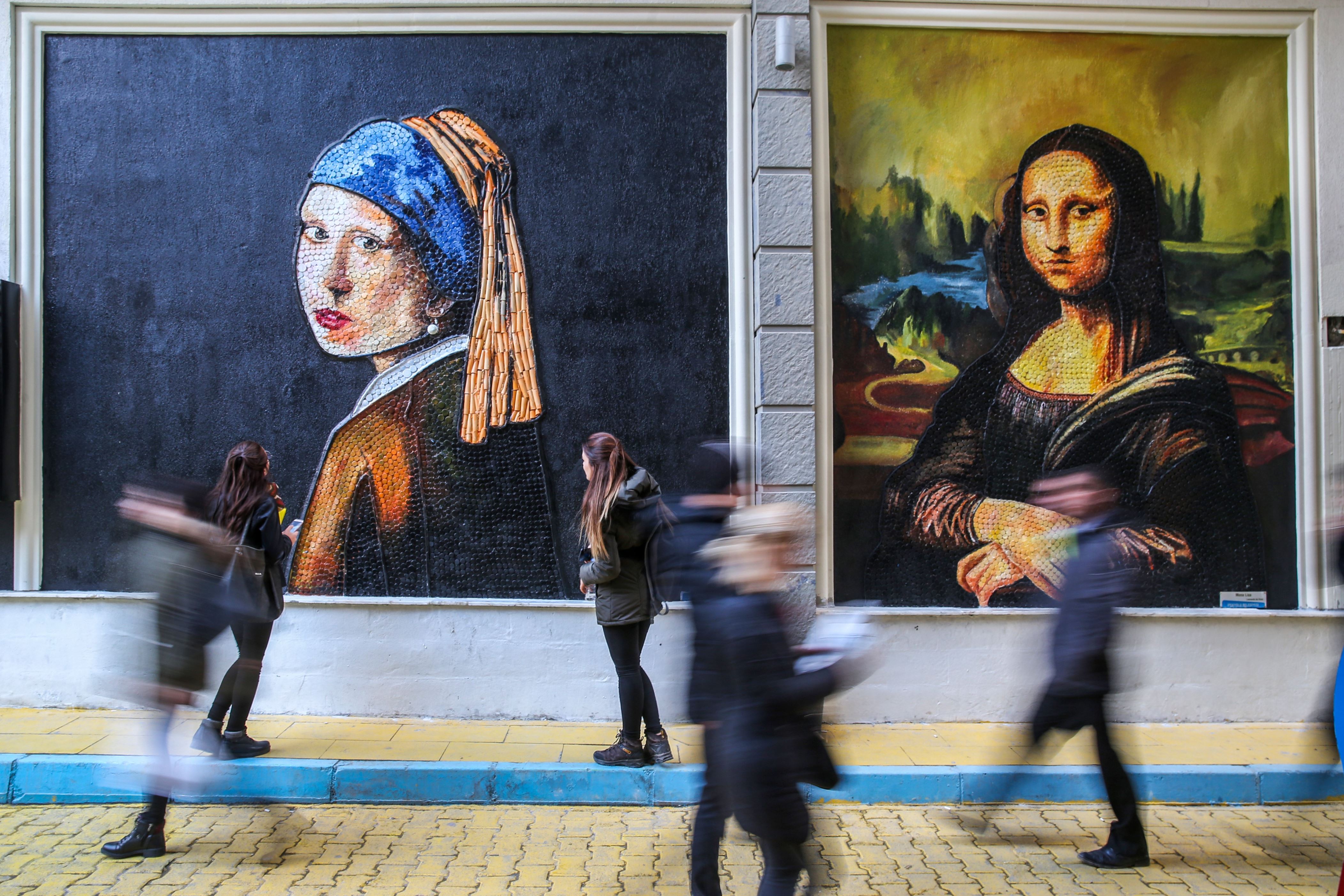 VAN, TURKEY - DECEMBER 01: Leonardo da Vinci's ''Mona Lisa'' and Johannes Vermeer's ''Girl With A Pearl Earring''made from plastic cover by municipal personnel as part of the ''recycling street'' project in Ipekyolu district of Van, Turkey on December 01, 2017. (Photo by Ozkan Bilgin/Anadolu Agency/Getty Images)