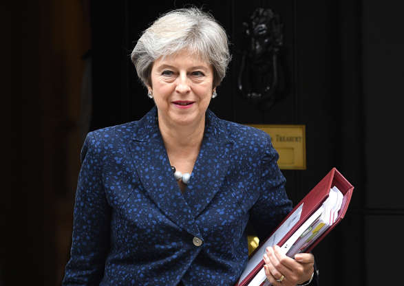 第1页，共21页：伦敦，英国 -  9月12日：英国首相特蕾莎·梅将于2018年9月12日在英国伦敦举行总理问题会议（PMQs）之前离开第11街唐宁街。 （摄影：Leon Neal / Getty Images）