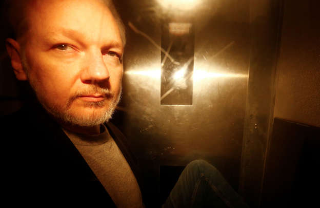 IMAGEN DE ARCHIVO: El fundador de WikiLeaks, Julian Assange, deja corte en Londres tras ser sentenciado. 2019. REUTERS/Henry Nicholls