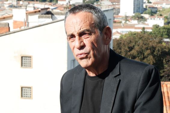 Se un ragazzo cerca di attirare l'attenzione