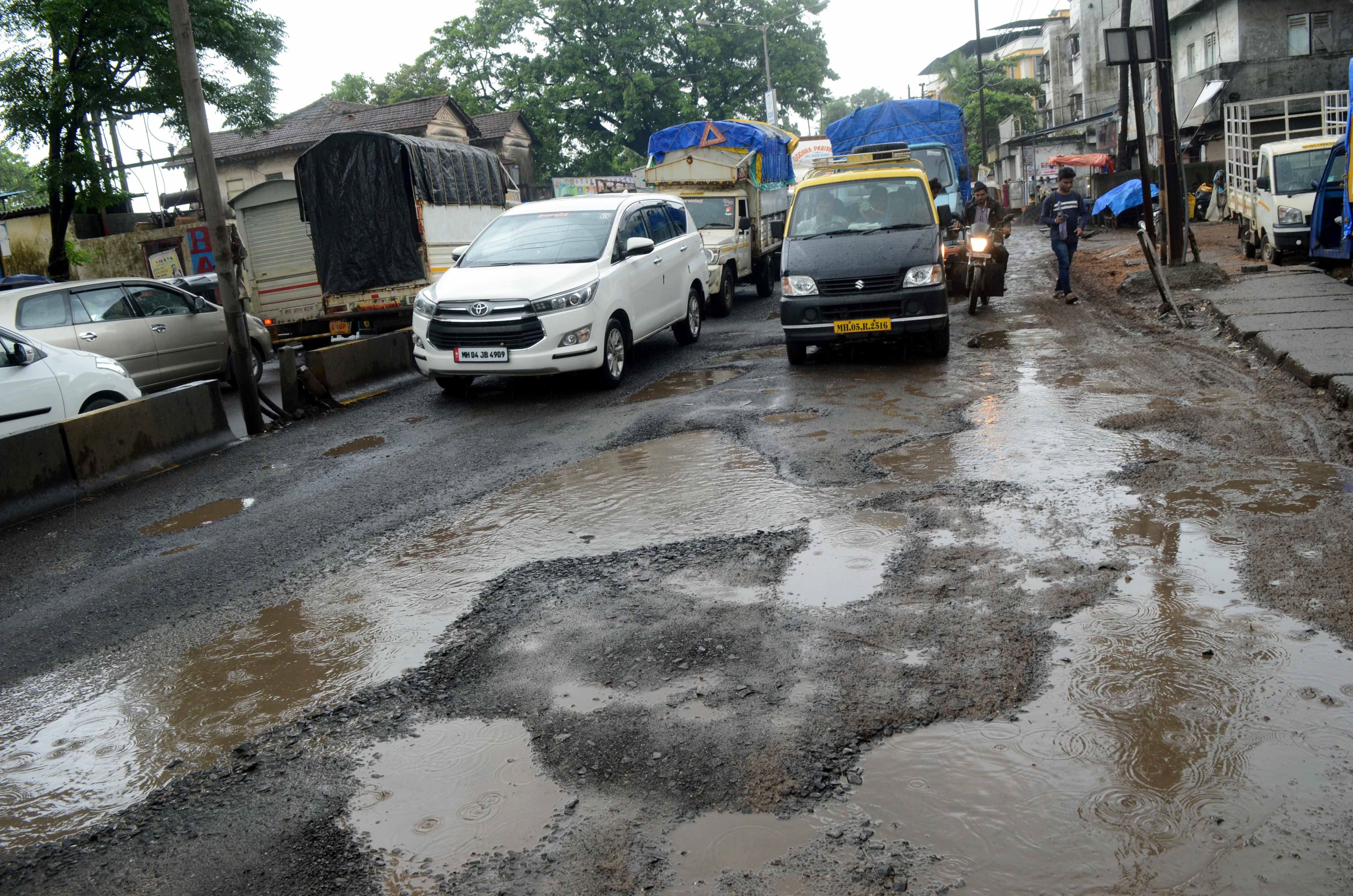 Mumbai: Potholes lead to 2-km-long jam on highway
