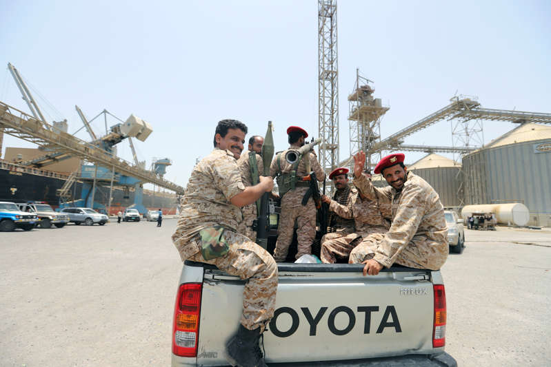 也门的Houthi运动部队在2019年5月11日也门Hodeidah省的Saleef港口撤离时乘坐车辆后部.REUTERS / Abduljabbar Zeyad