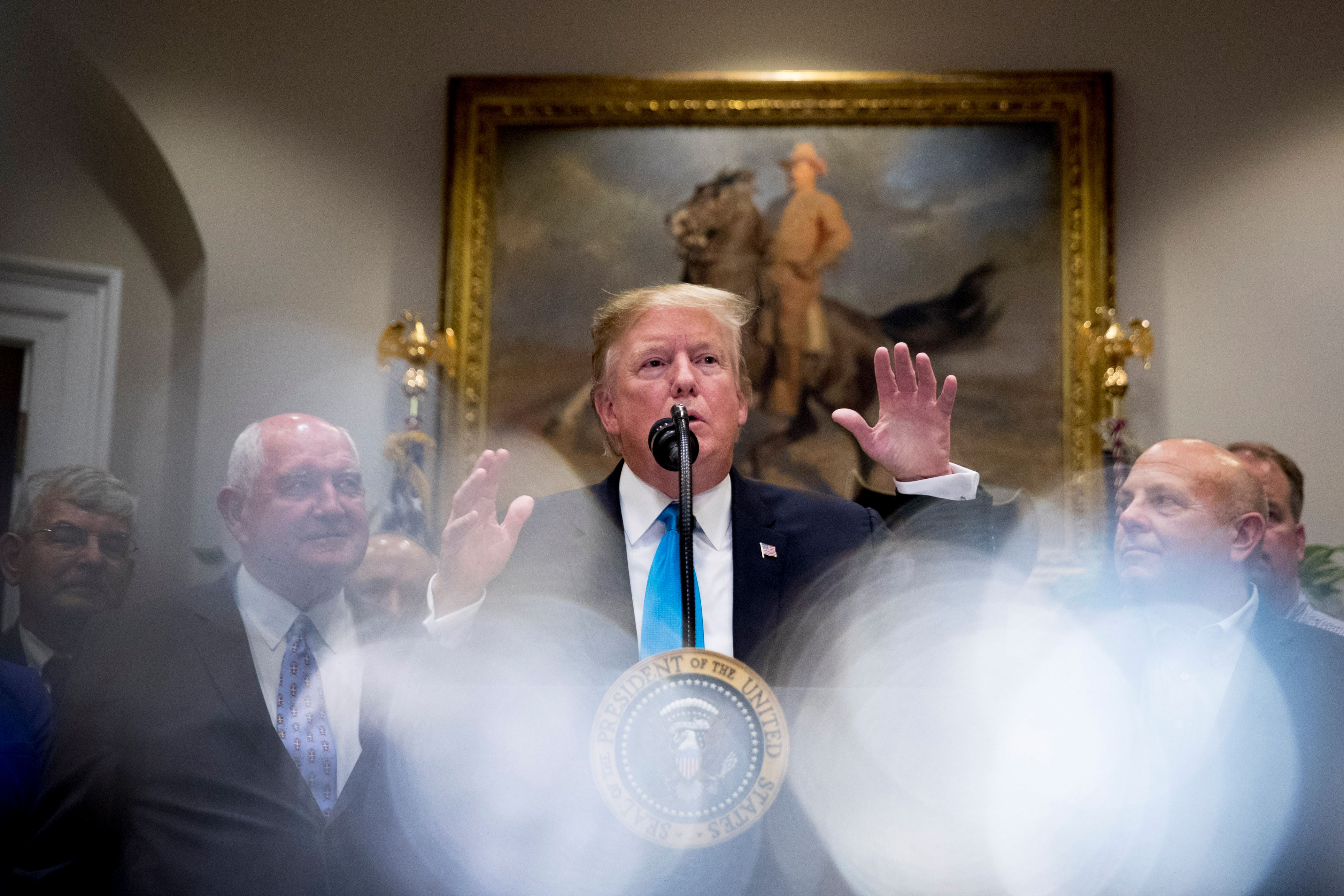 在农业部长桑尼·佩尔杜（Sonny Perdue）的陪同下，唐纳德·特朗普总统在昨天与加州众议院议长南希·佩洛西（Nancy Pelosi）和其他民主党领导人举行的基础设施会议上发表讲话，以支持美国农民和白宫罗斯福厅的牧场主，2019年5月23日，星期四，在华盛顿。 （美联社照片/ Andrew Harnik）