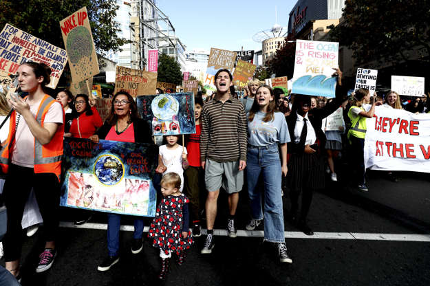 第1页，共42页：5月24日，在新西兰奥克兰举行的气候变化抗议活动中，学童们沿皇后街游行。 新西兰数以千计的学生再次在街头示威，为气候变化行动而战。