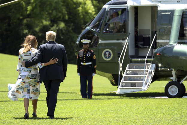 第2页，共5页：总统唐纳德特朗普和第一夫人梅拉尼娅特朗普穿越华盛顿白宫南草坪，于2019年5月24日星期五登上Marine One直升机，前往附近安德鲁斯空军基地，马里兰州。 ，然后到东京。