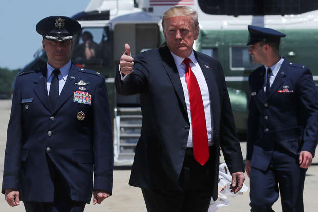 幻灯片3：美国总统唐纳德特朗普示意他和第一夫人梅拉尼亚特朗普准备登上空军一号从2019年5月24日美国马里兰州安德鲁斯联合基地前往日本。