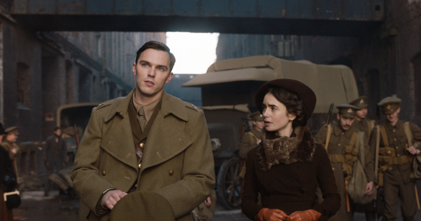 Szene aus "Tolkien":  Nicholas Hoult (J.R.R. Tolkien) und Lily Collins (Edith Bratt)