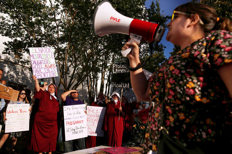 Alabama Lawmakers Vote to Effectively Ban Abortion in the State AABnUzA