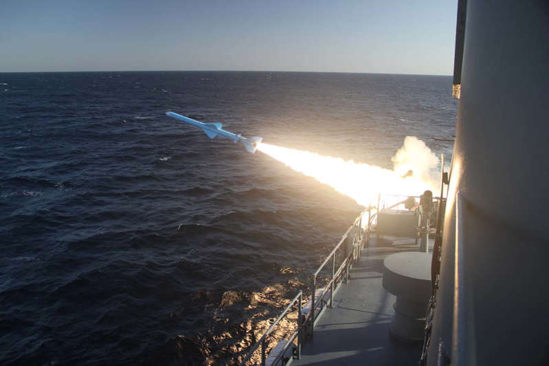 2019年2月23日，伊朗海军办公室提供的一张宣传照片展示了在阿曼湾进行军事演习时发射的伊朗海军导弹。 （照片由 -  / IRANIAN NAVY OFFICE / AFP提供）/ XGTY /限制编辑使用 - 强制性信贷'法新社照片/讲义/伊朗海军' - 没有市场营销没有广告活动 - 分发为客户服务（照片信用应阅读 -  /法新社/盖蒂图片社