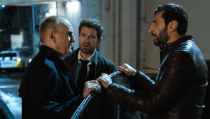 Szene aus "Verachtung": Marcus Jacobson (Soren Pilmark), Kommissar Carl Marck (Nikolaj Lie Kaas) und Assad (Fares Fares) treffen am Tatort ein.