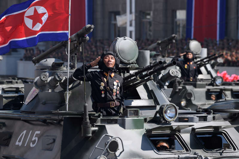 2018年9月9日，平壤金日成广场举行阅兵仪式，朝鲜人民军（KPA）士兵站在装甲车上。朝鲜举行阅兵庆祝70岁生日，但没有展示洲际弹道导弹。已经看到它遭受了多次国际制裁。 （摄影：Ed JONES /法新社）（图片来源应为ED JONES / AFP / Getty Images）