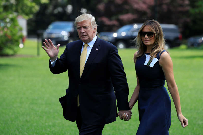 唐纳德特朗普总统和第一夫人梅拉尼娅特朗普在南方行走时挥手：2019年5月28日星期二抵达日本华盛顿白宫后，对日本进行国事访问。 （美联社照片/ Manuel Balce Ceneta）