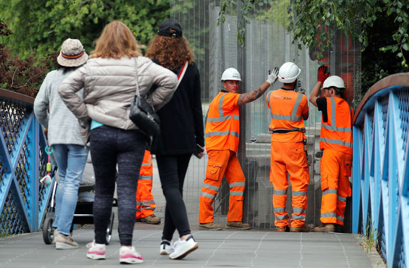 2019年5月31日星期五，在伦敦举行的美国总统唐纳德·特朗普的国事访问之前，工人们在伦敦动物园和附近的伦敦动物园建立围栏，以封锁温菲尔德之家。（美联社照片/弗兰克奥格斯坦）